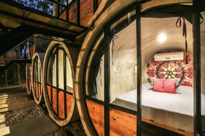 5 عدّة غرف نوم وواي فاي وملاءات أسرّة