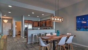 Een ruime keuken met houten kastjes, een centraal eiland en moderne apparaten.