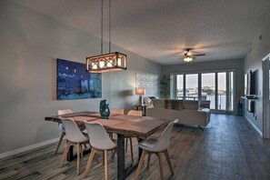 Interior - Walk to Beach (8 min), Heated Pool, Hot Tub, Close to Attractions, Pool Table (Clearwater Beach)