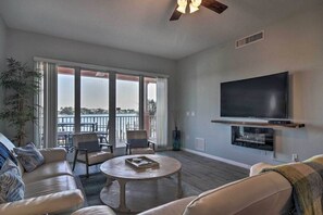 Smart TV, fireplace - Walk to Beach (8 min), Heated Pool, Hot Tub, Close to Attractions, Pool Table (Clearwater Beach)