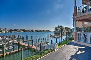 Marina - Walk to Beach (8 min), Heated Pool, Hot Tub, Close to Attractions, Pool Table (Clearwater Beach)