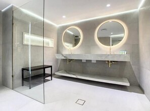 Een haardroger, een bidet, handdoeken, zeep