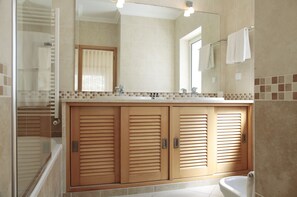 SĂšche-cheveux, bidet, serviettes fournies, savon
