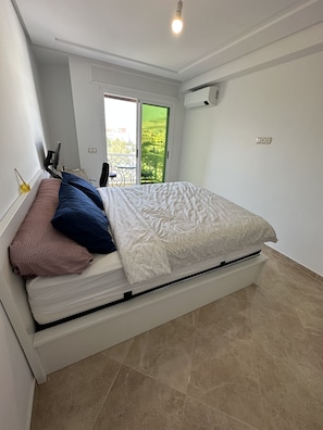 3 chambres, bureau, fer et planche à repasser, lit parapluie