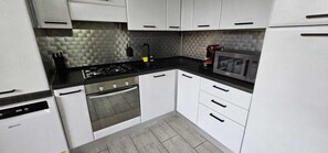 Kühlschrank, Mikrowelle, Ofen, Herdplatte