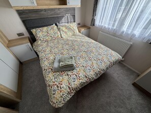 Apartment | 2 bedrooms, iron/ironing board, free WiFi, bed sheets - Beautiful 2-bed Holiday Home (Whitstable)