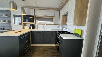 Apartemen | Dapur pribadi | Lemari es, microwave, oven, dan kompor