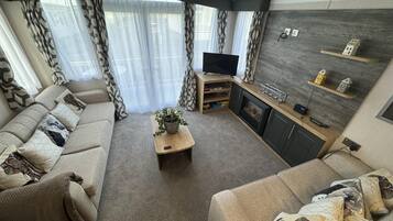 Apartment | Living area | Fireplace