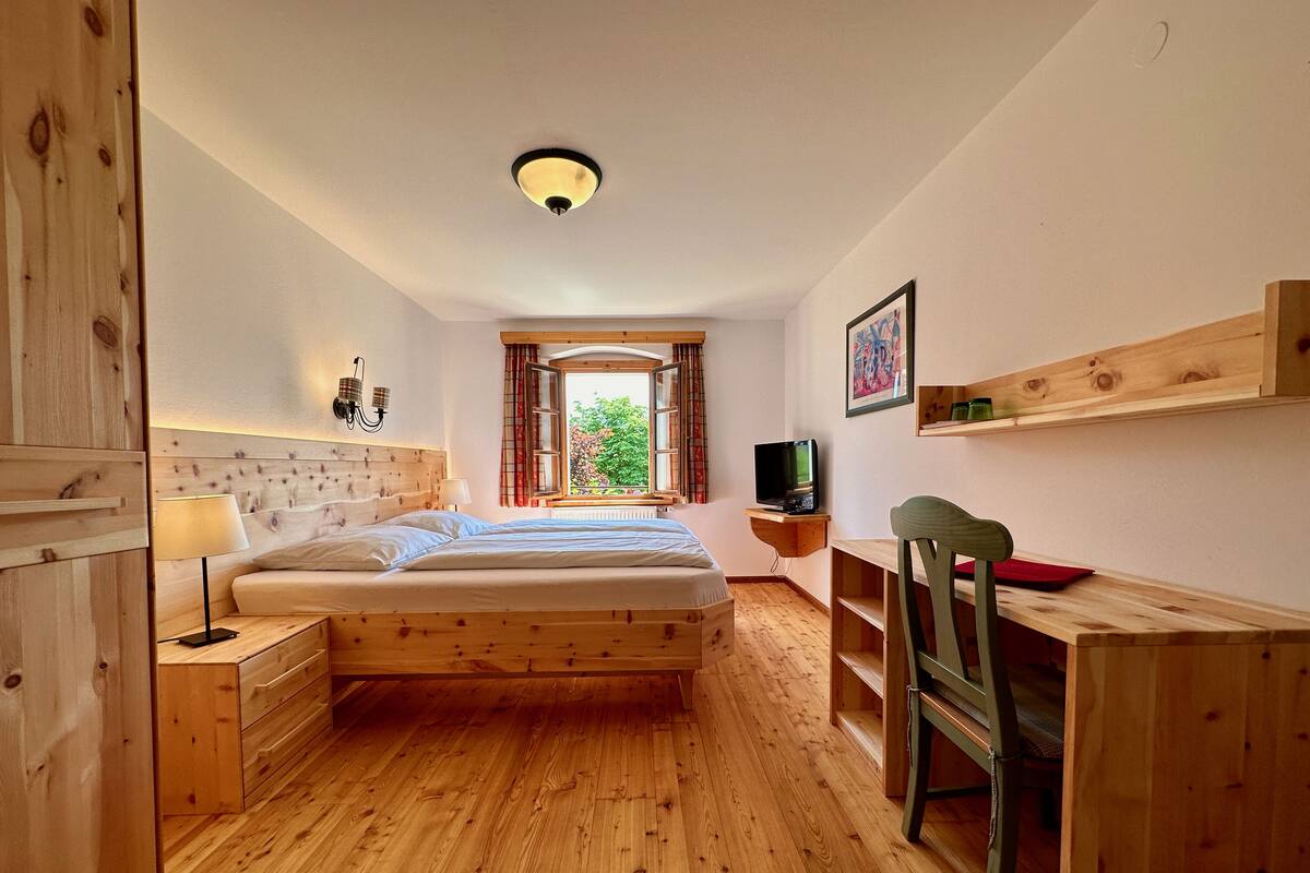 Deluxe Double Room | In-room safe, WiFi (free)