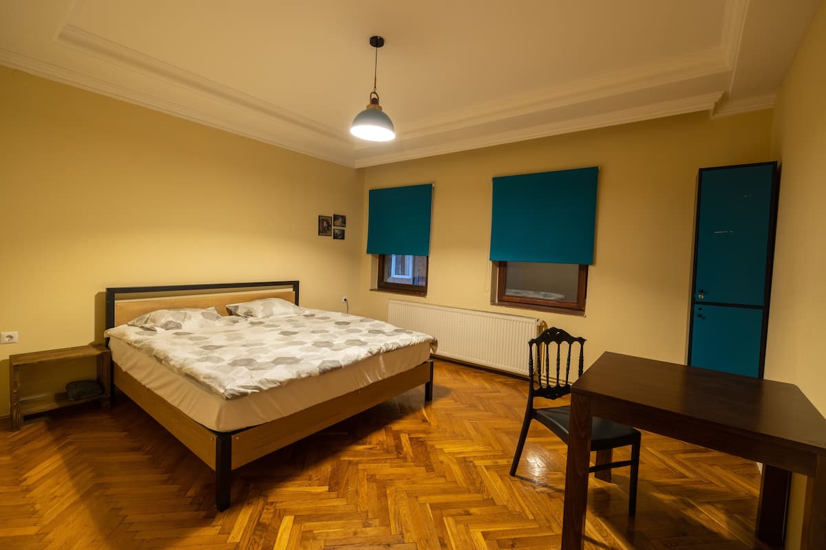 Eenvoudige tweepersoonskamer, 1 kingsize bed | 1 slaapkamer, een bureau, een laptopwerkplek, gratis wifi