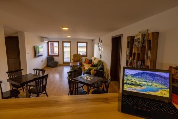 TV, books - Hostel Prishtina Backpackers (Pristina)