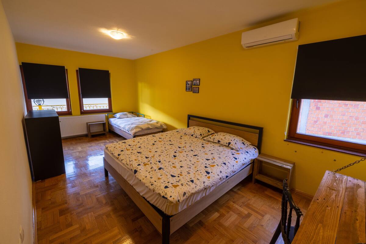 Basic Triple Room | Desk, laptop workspace, WiFi (free), bed sheets