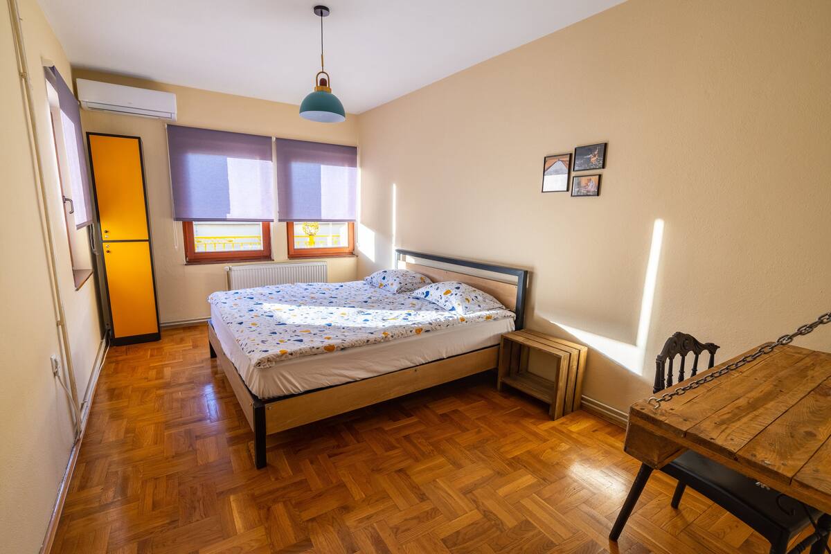 Basic Room | Desk, laptop workspace, WiFi (free), bed sheets