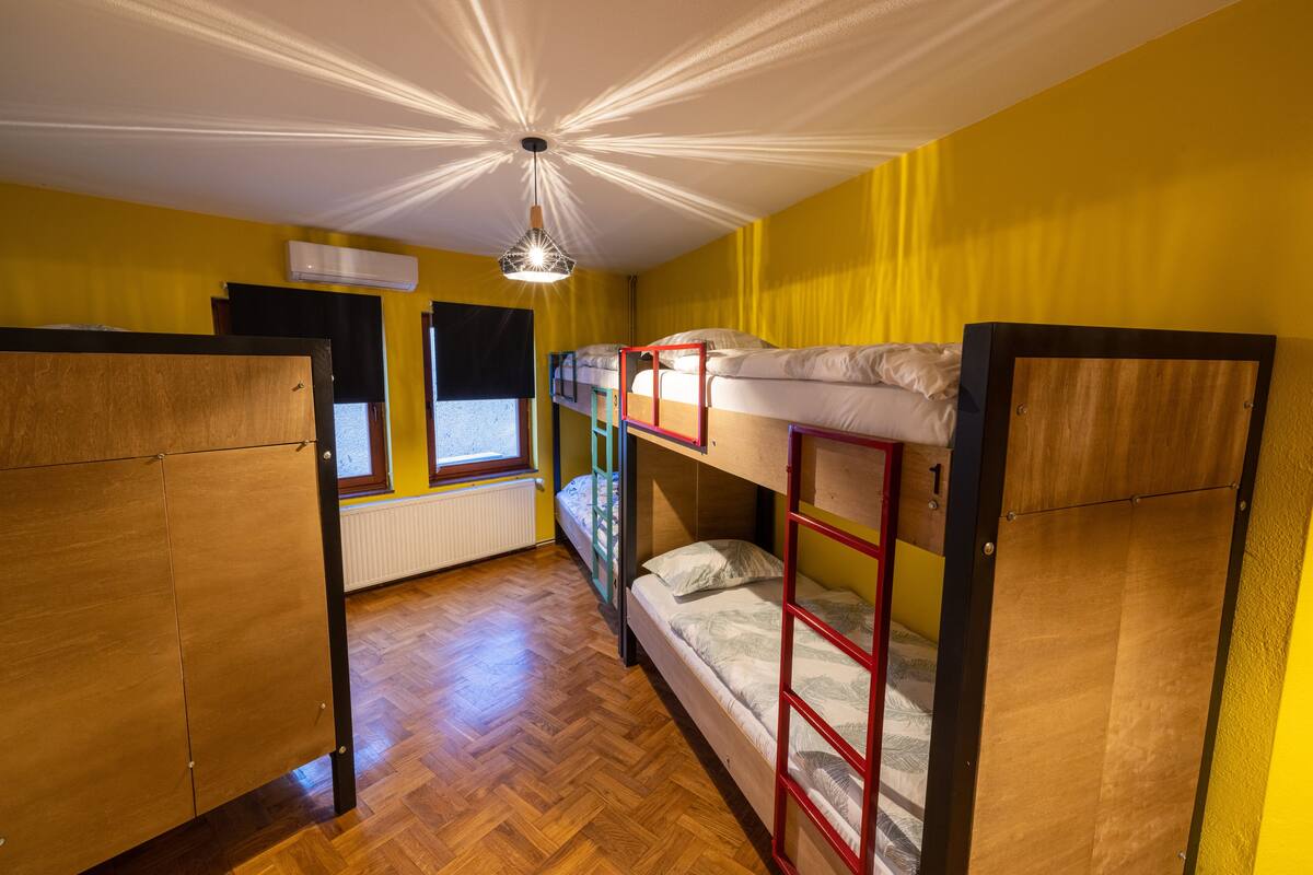 Desk, laptop workspace, WiFi (free), bed sheets