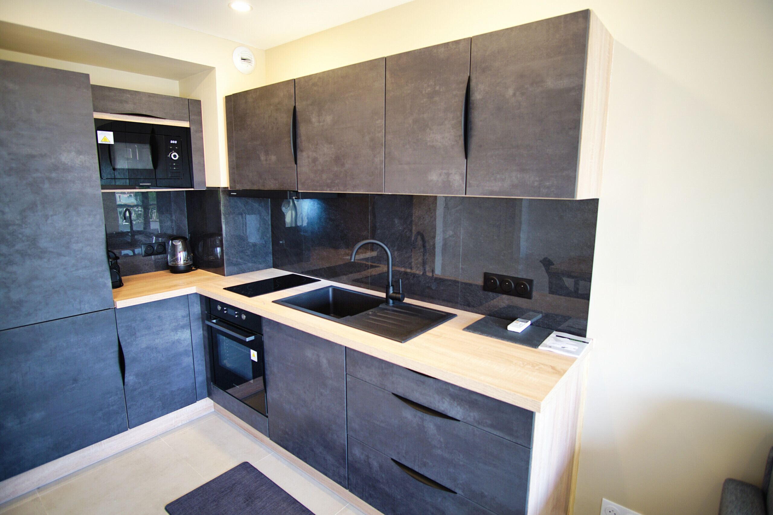 Kjøleskap, mikrobølgeovn, ovn og kaffetrakter/tekoker