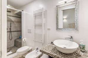 Dusche, Haartrockner, Bidet, Handtücher