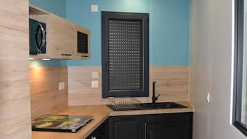 Een koelkast, een microgolfoven, een oven, een kookplaat