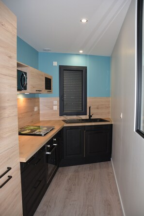 Fridge, microwave, oven, stovetop - Gîte "Au Pied des Cols" au Coeur de la Maurienne (La Tour-en-Maurienne)