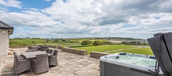 5 Bed Villa - Sleeps 10 - Hot Tub - Country Views