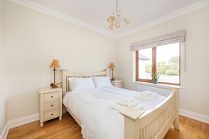 Villa | 5 bedrooms, free WiFi, bed sheets - 5 Bed Villa - Sleeps 10 - Hot Tub - Country Views (Ardmore)
