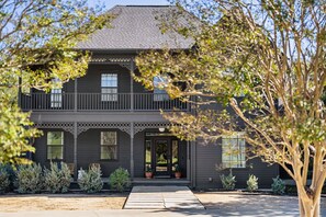 Exterior - Luxury Retreat Hot Tub, Fire Pit, Pool  GameRoom (Manor)