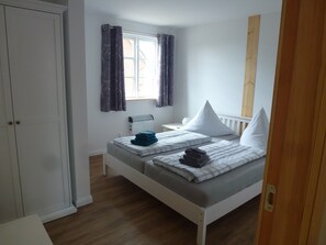 3 Schlafzimmer, Schreibtisch, Bügeleisen/Bügelbrett, Reisekinderbett