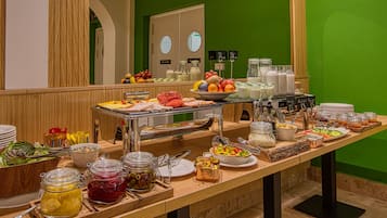 Un bufé con diferentes opciones de comida y bebidas.