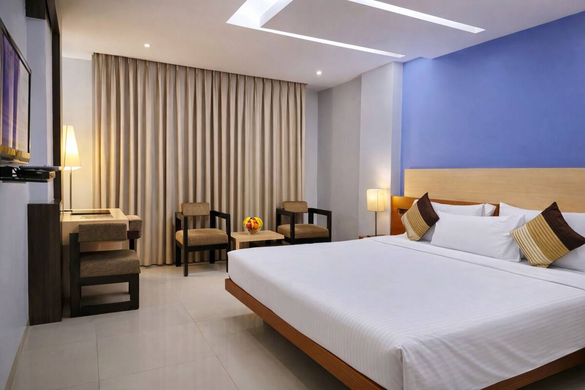 Club Double Room, 1 King Bed | 1 bedroom, iron/ironing board, free WiFi