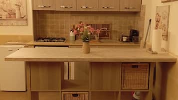 Frigorifero, microonde, piano cottura, macchina per tè/caffè