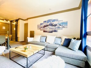 Smart TV, books - ARC 1950 - Skis AUX Pieds - Manoir Savoie - Appartement Luxe 6/8 Personnes (Bourg-Saint-Maurice)