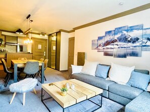 Smart TV, books - ARC 1950 - Skis AUX Pieds - Manoir Savoie - Appartement Luxe 6/8 Personnes (Bourg-Saint-Maurice)