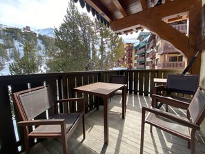 Outdoor dining - ARC 1950 - Skis AUX Pieds - Manoir Savoie - Appartement Luxe 6/8 Personnes (Bourg-Saint-Maurice)