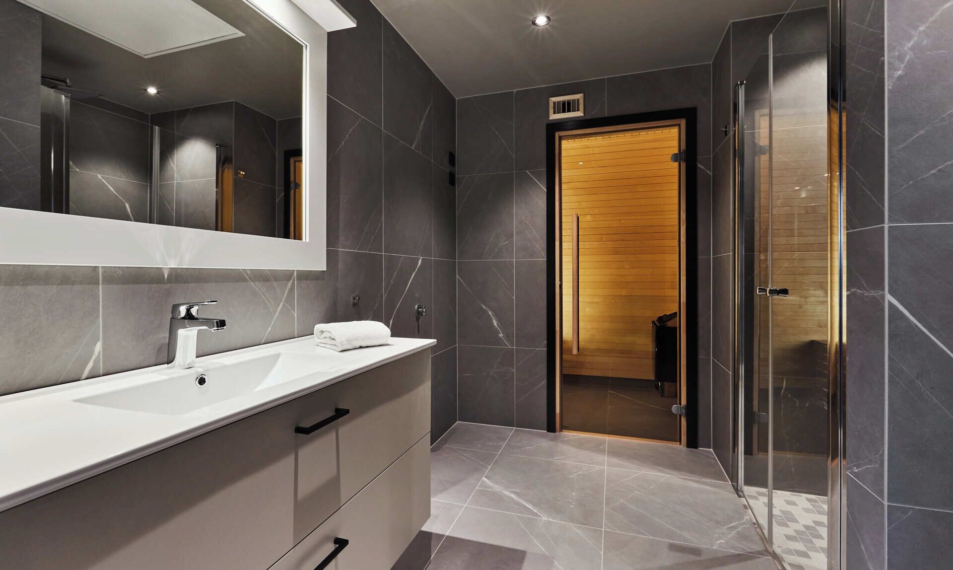 Superior Apartment | Bathroom | Shower, heated floors, towels