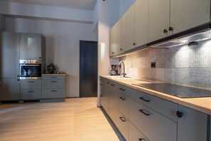 Superior-huoneisto | Yksityinen keittiö | Täysikokoinen jääkaappi, uuni, liesi, astianpesukone