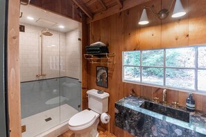 Douche, sèche-cheveux, serviettes fournies, savon