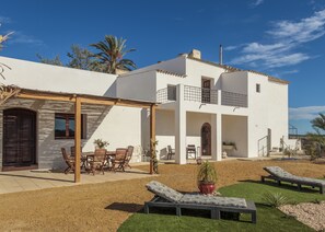 تناول الطعام بالخارج