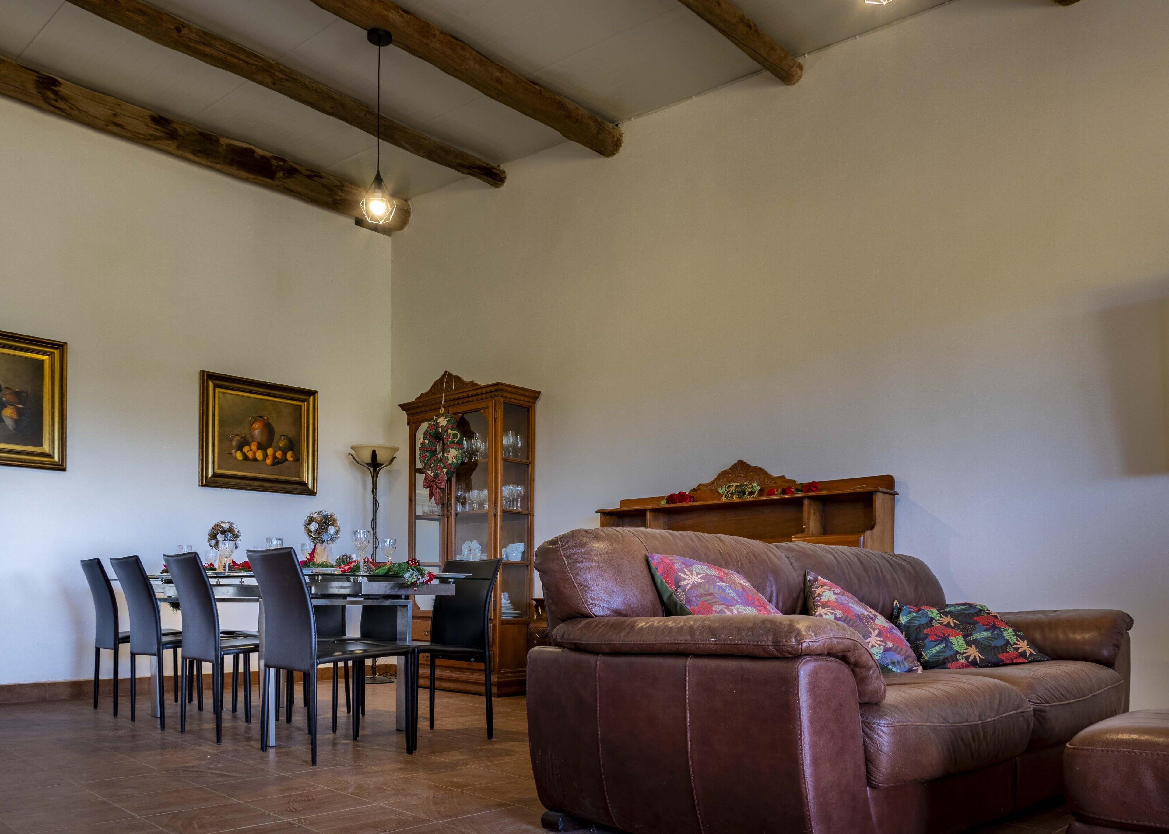 Smart-tv, een tafeltennistafel en boeken