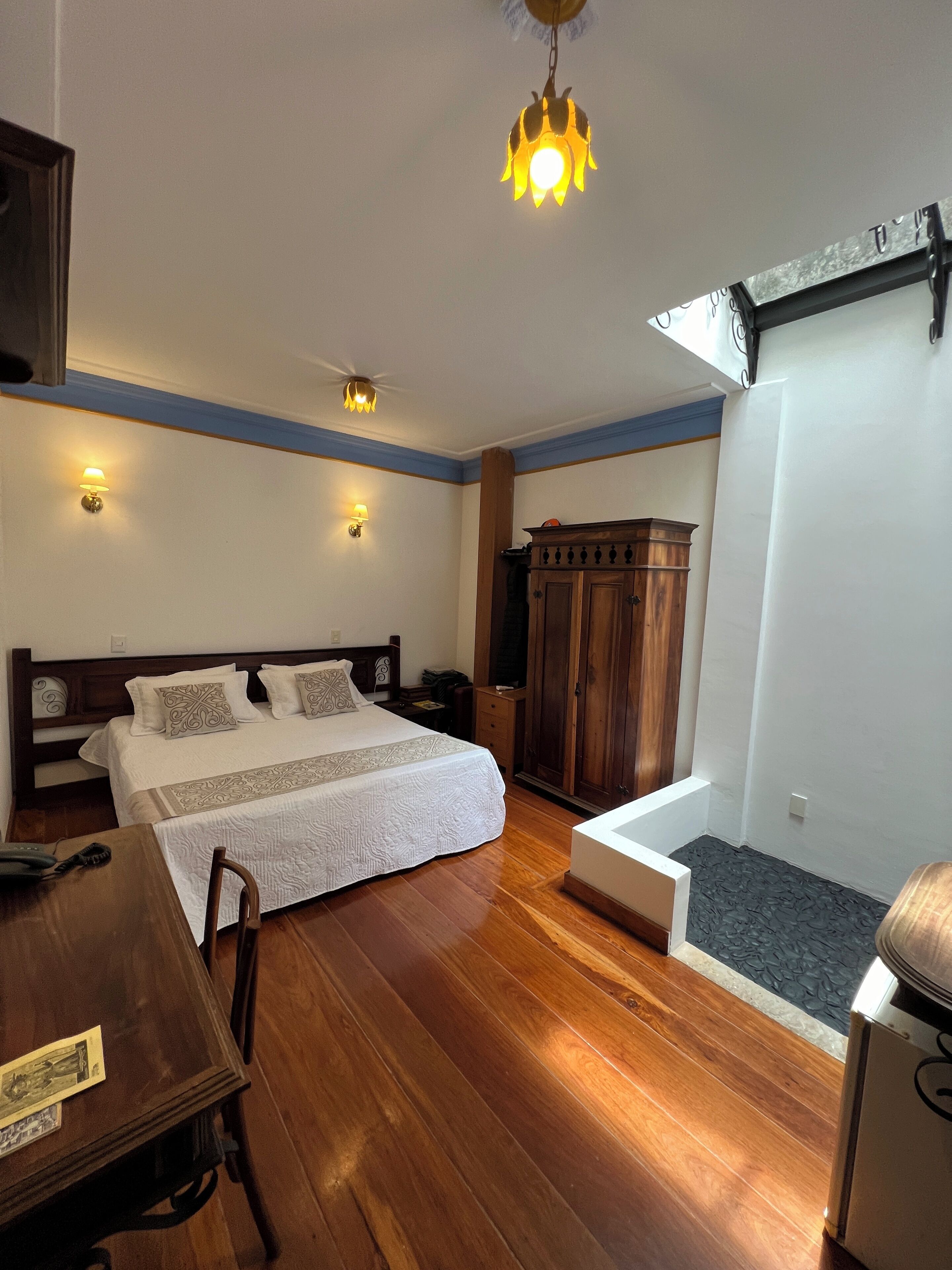 1 quarto, escrivaninha, Wi-Fi de cortesia