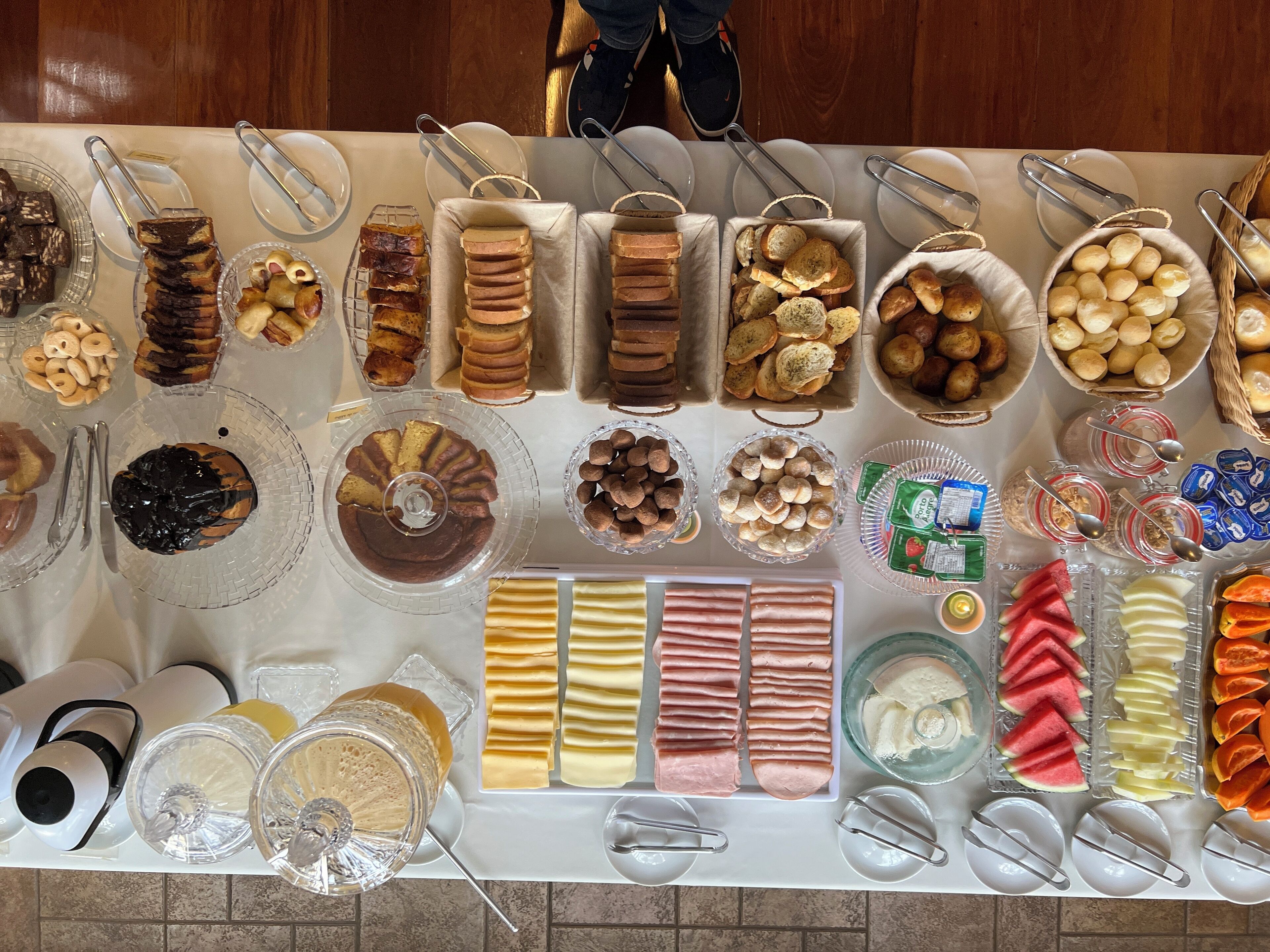 Una mesa de buffet con diversos alimentos y condimentos.