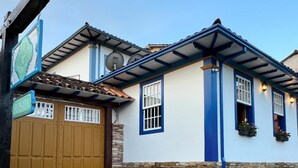Une maison traditionnelle avec des fondations en pierre, un toit en tuiles et une porte en bois.
