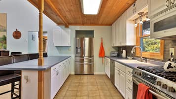 Casa, 3 habitaciones | Cocina privada | Frigorífico, horno, cafetera o tetera y tostadora