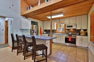 Refrigerador, horno, cafetera/tetera, tostadora