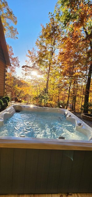 Outdoor spa tub - Firefly Cabin King Bed Hot Tub Private  (Bryson City)