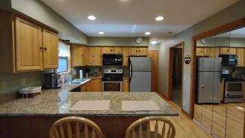 Een koelkast, een magnetron, een oven, een kookplaat