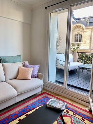 Een televisie en een stereo