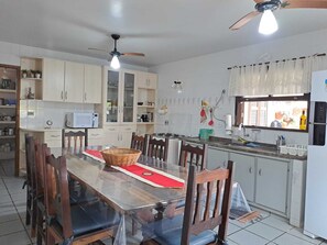 Fridge, microwave, oven, stovetop - Casa Enelzi 2 Suites + 2 Quartos, 3 WCs 80 m da Praia. Garagem, Gourmet. 10 pax (Itapoá)