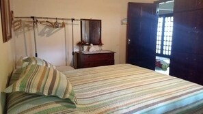4 bedrooms, iron/ironing board, free WiFi, bed sheets