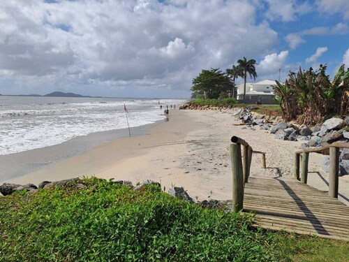 Casa Enelzi 2 Suites + 2 Quartos, 3 WCs 80 m da Praia. Garagem, Gourmet. 10 pax