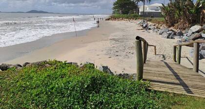 Casa Enelzi 2 Suites + 2 Quartos, 3 WCs 80 m da Praia. Garagem, Gourmet. 10 pax
