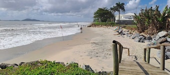 Casa Enelzi 2 Suites + 2 Quartos, 3 WCs 80 m da Praia. Garagem, Gourmet. 10 pax